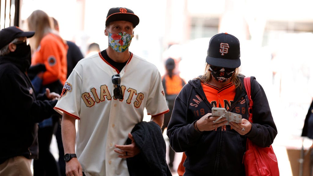 Giants loosen entry requirements at Oracle Park