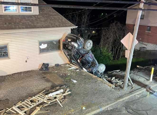 Overturned vehicle crash in Collier Twp. 