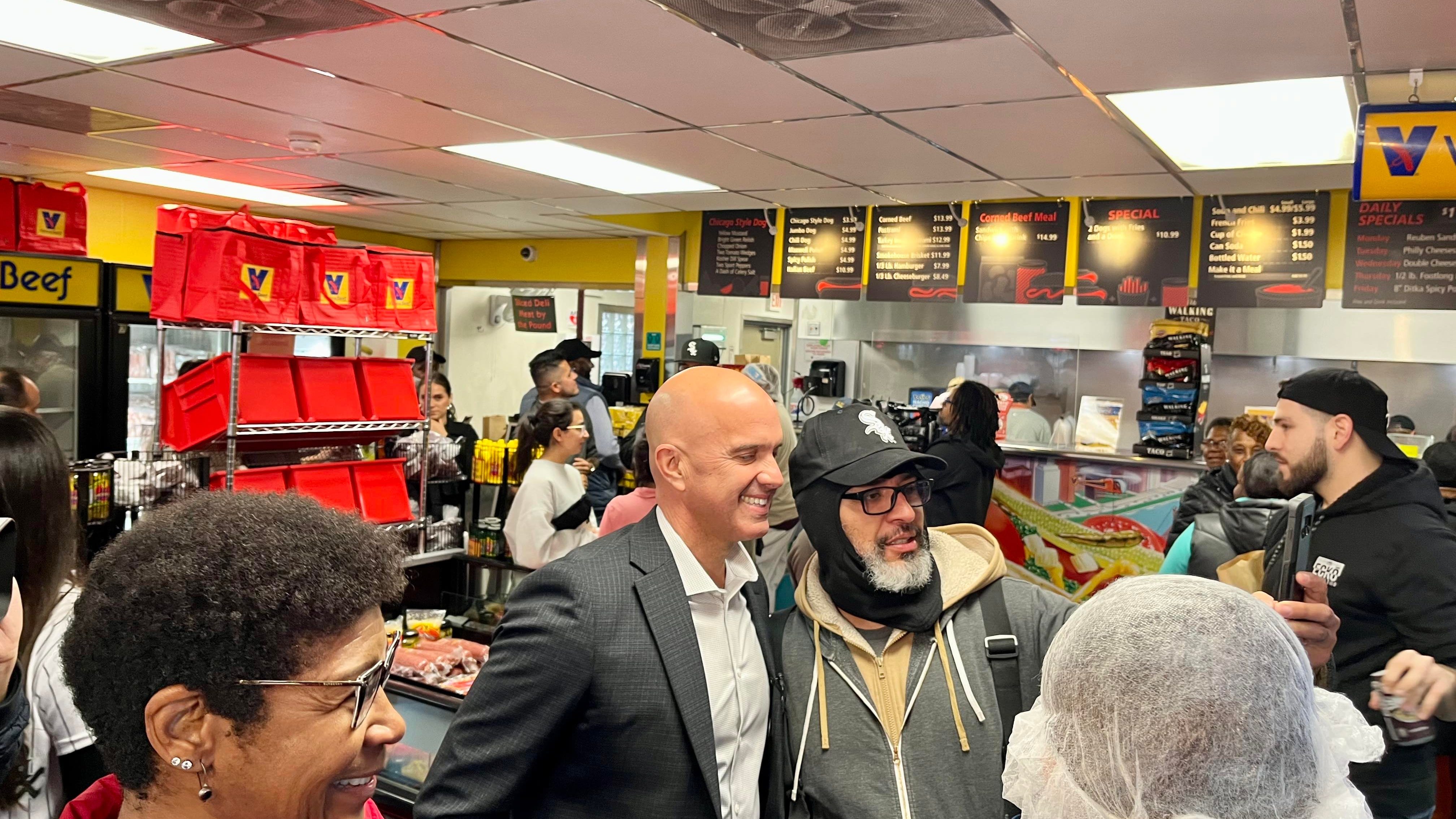 'Lunch is on Pedro!' New White Sox skipper treats fans on South Side