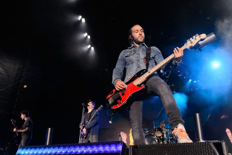 Pete Wentz plays guitar in Chicago
