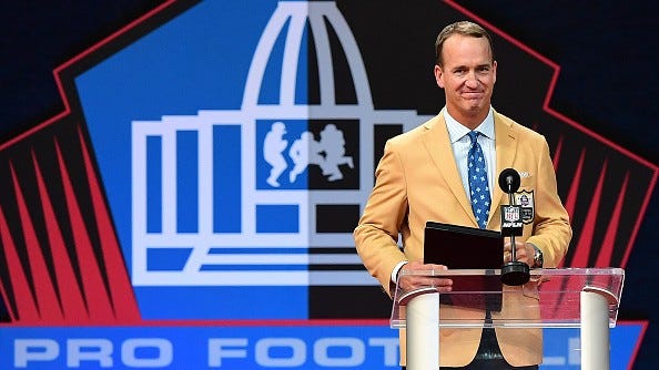 Peyton Manning trolls Tom Brady, who is booed by fans, during Hall of Fame speech