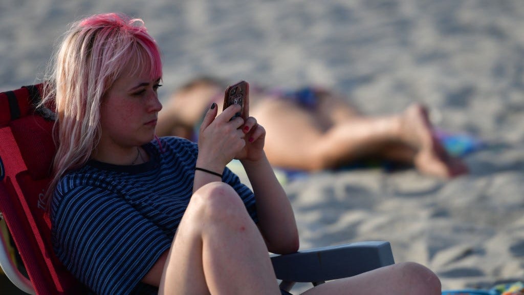 Survey shows 1 in 8 people suffer anxiety from low phone battery