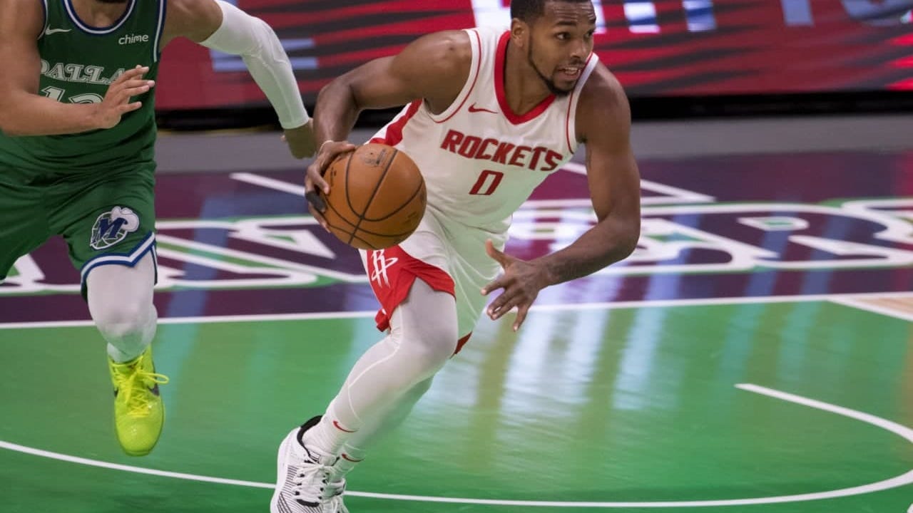 Mavs sign free agent wing Sterling Brown to 2-year deal