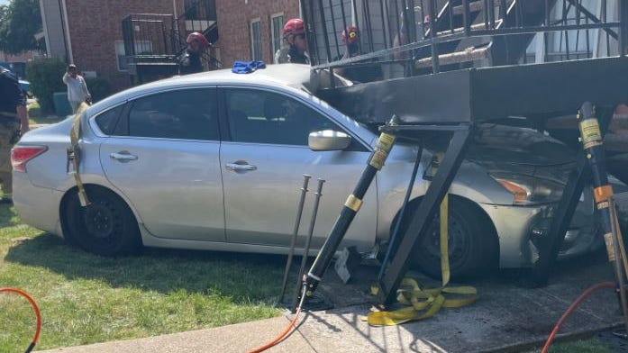 Car smashes into Plano apartment building, no injuries reported