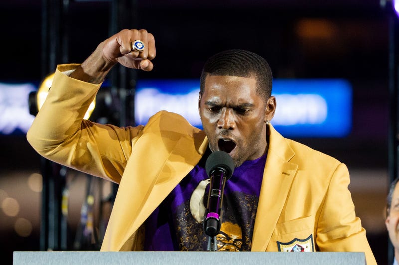 Randy Moss speaks at a Vikings game.