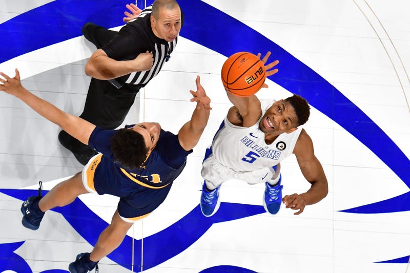Tip-off between SLU and La Salle