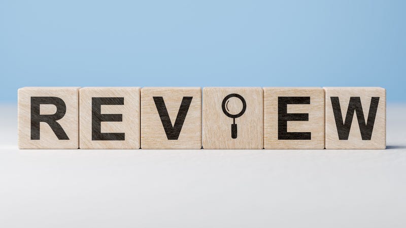Review headline sign on wooden cubes on table