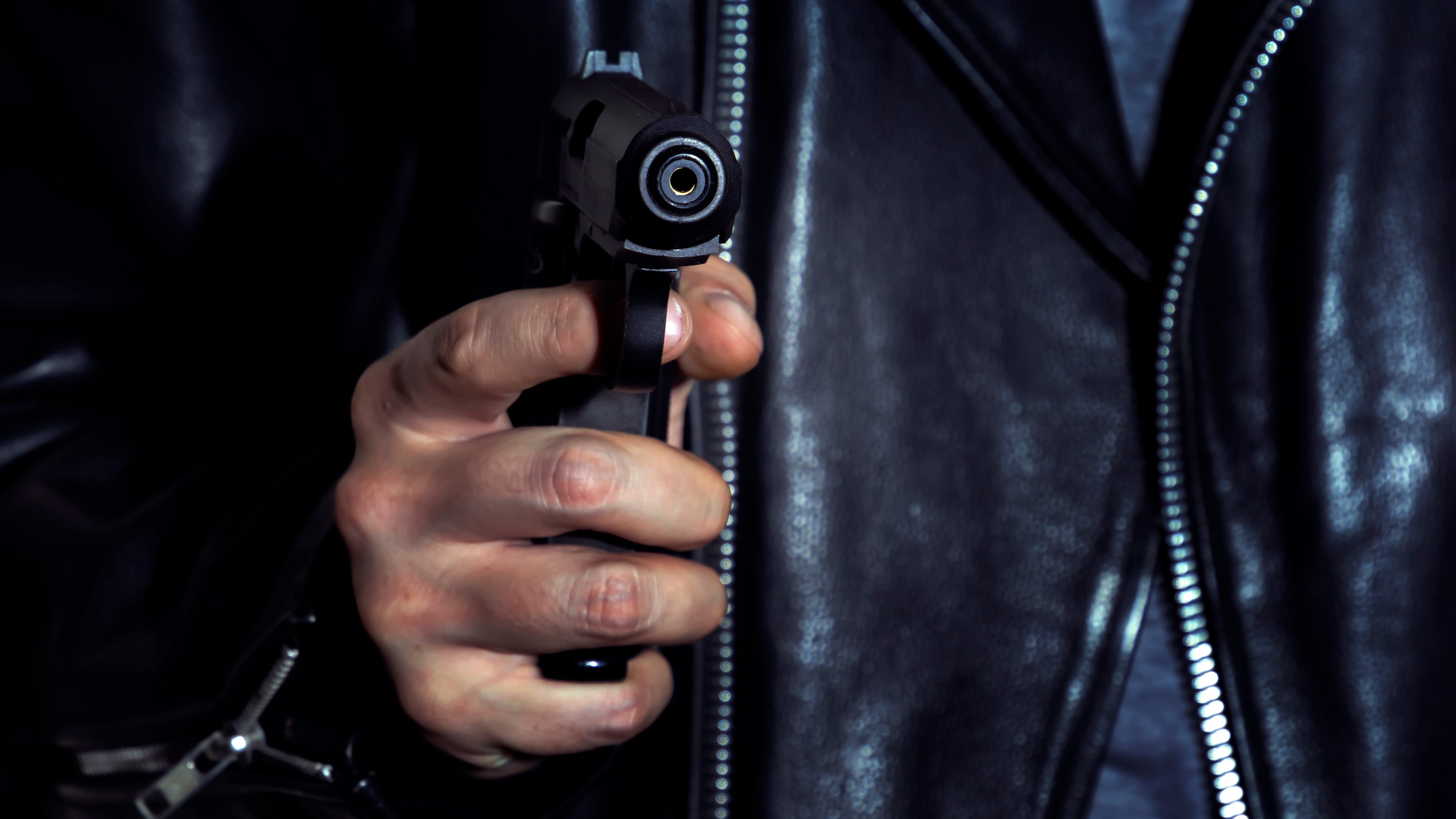 Federal agent robbed at gunpoint in Gold Coast