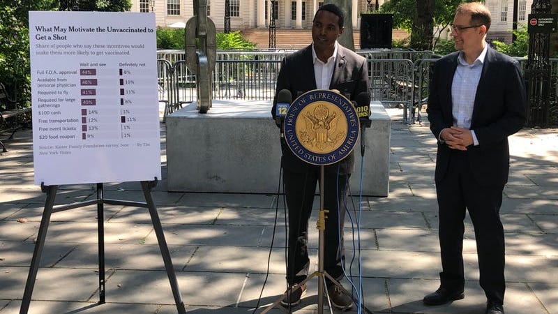 El diputado del Bronx Ritchie Torres promueve la obligación de vacunarse en los viajes aéreos