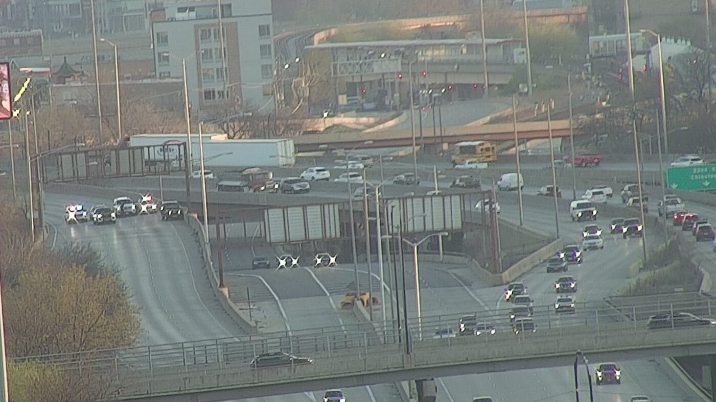 Driver killed on Dan Ryan after falling out of moving car: ISP
