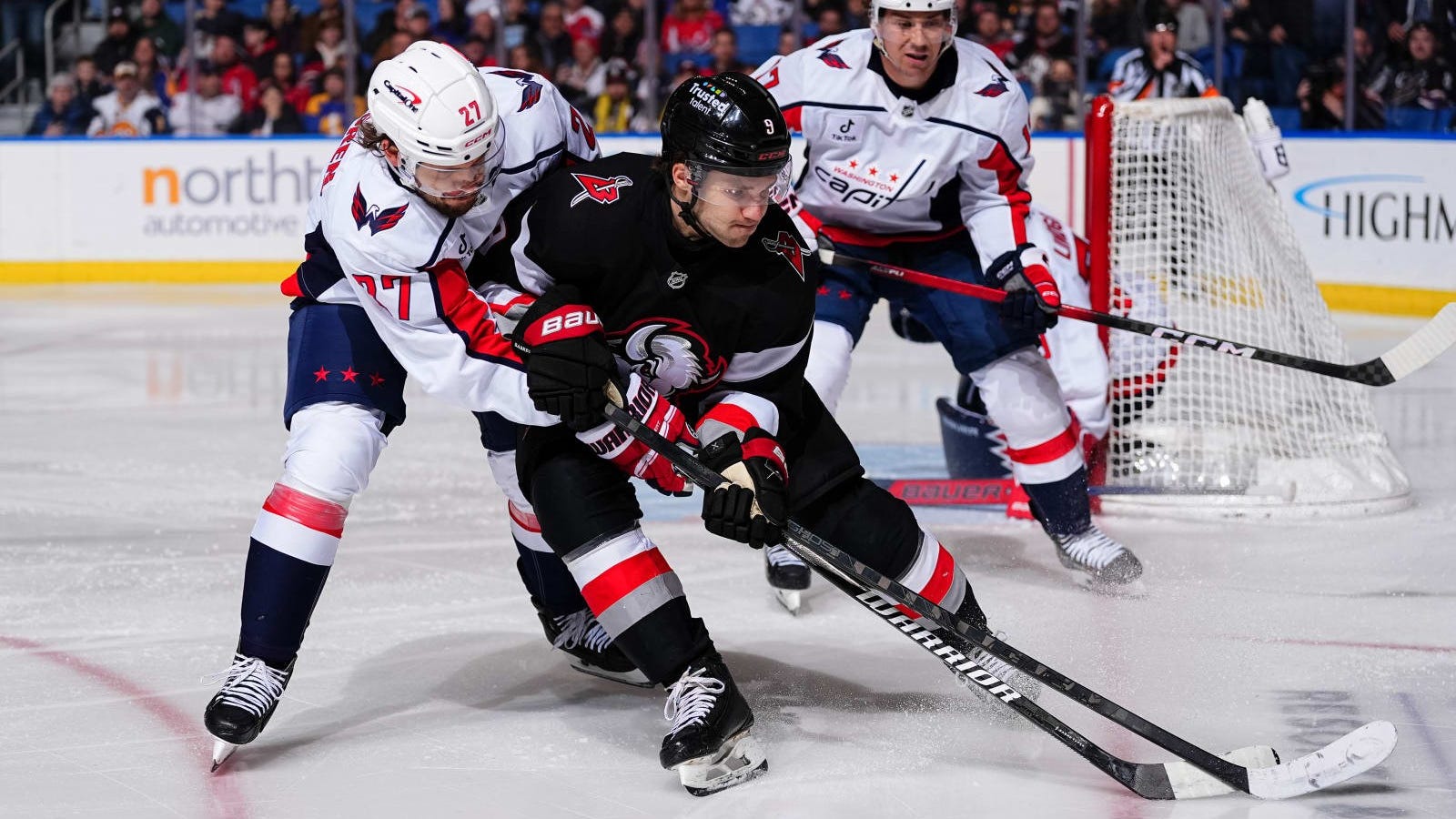 Capitals score late, end Sabres' winning streak