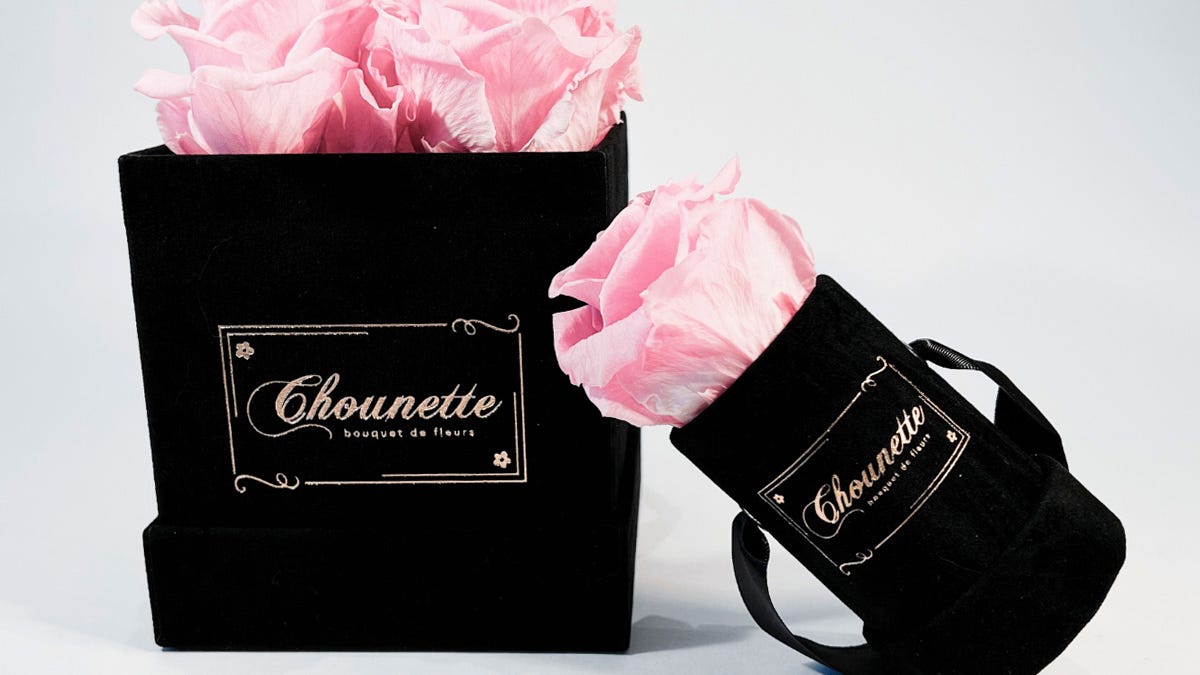 These preserved roses are the perfect way to show mom you care for Mother’s Day