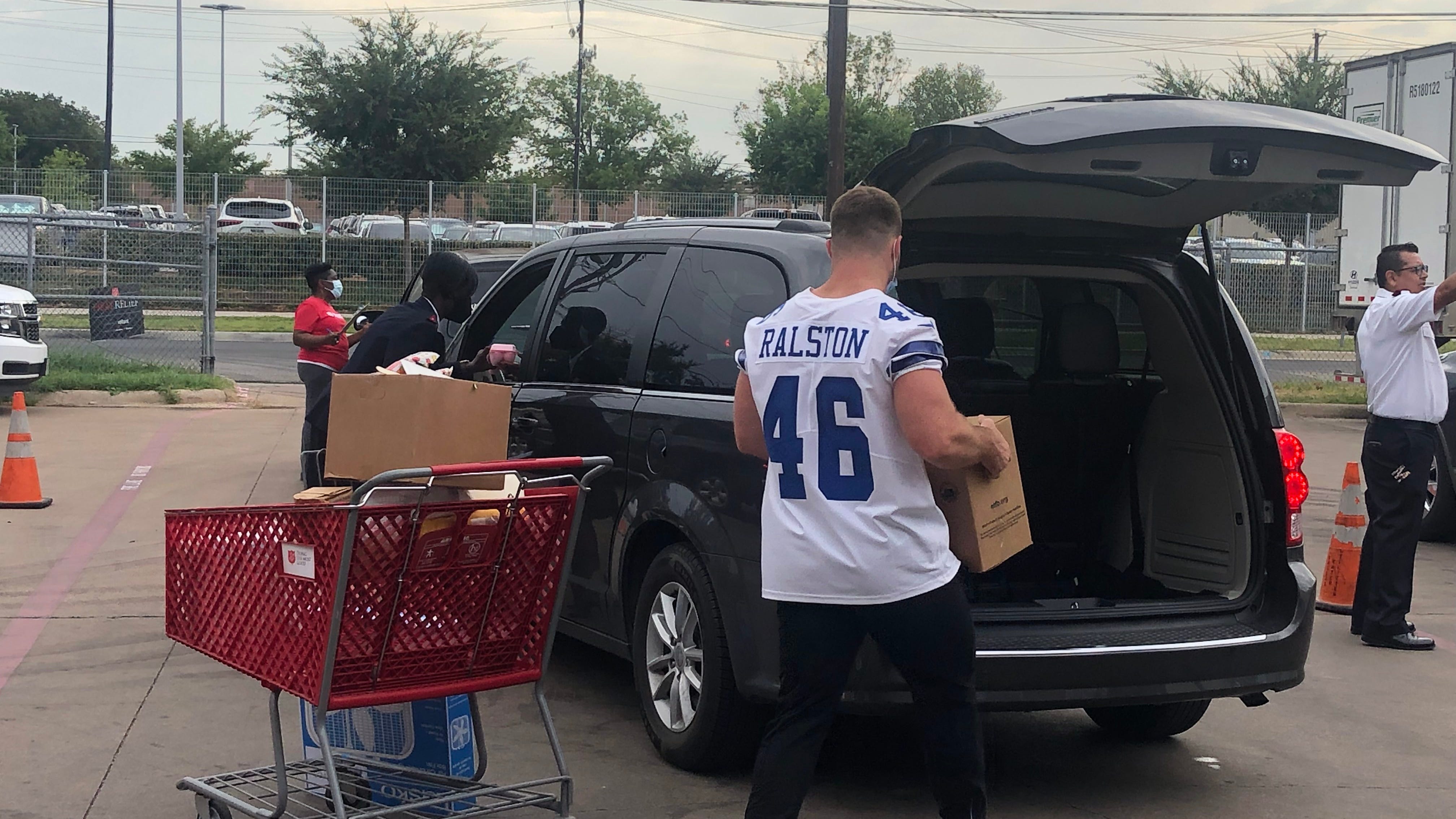 Dallas Cowboys, Reliant Energy hand out air conditioners with Salvation Army
