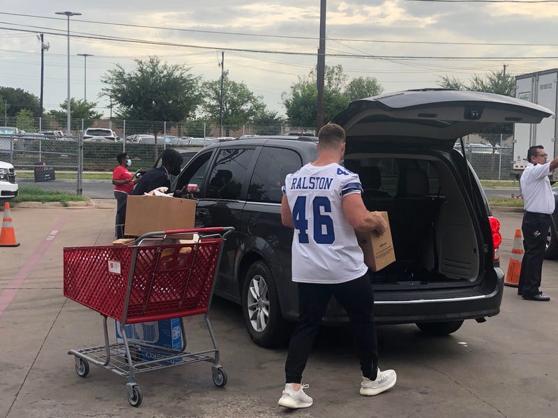 Dallas Cowboys, Reliant Energy hand out air conditioners with Salvation Army