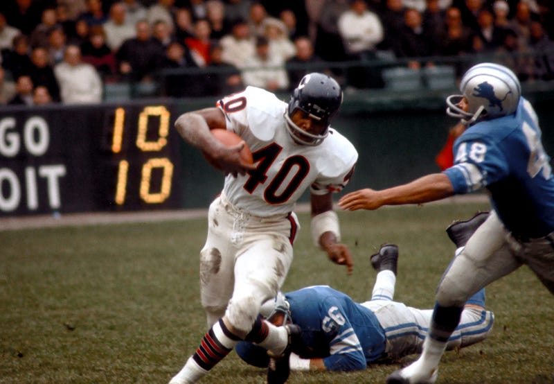 Gale Sayers evades a tackle