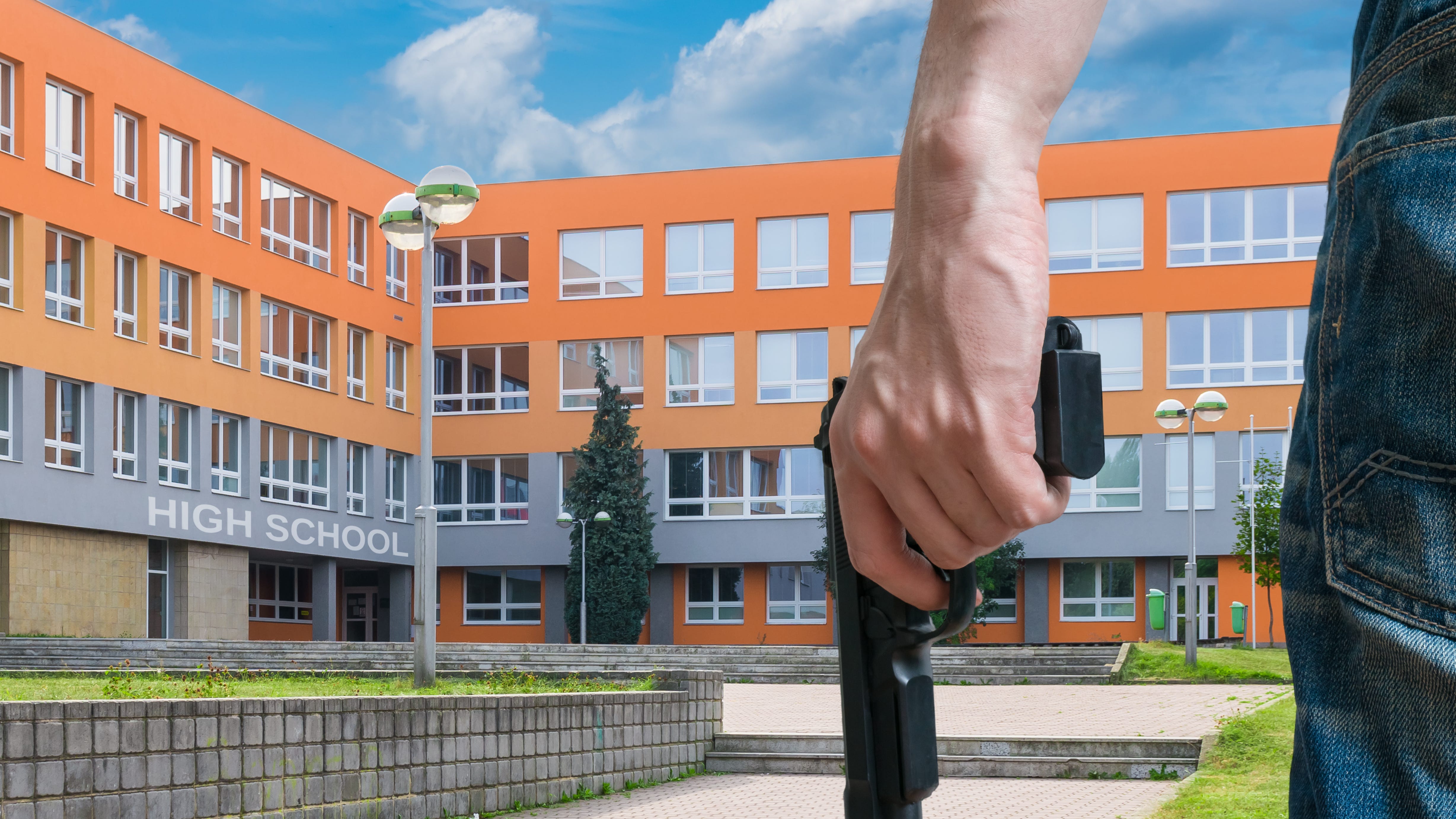 Expert weighs in on recent spike in school threats in suburbs