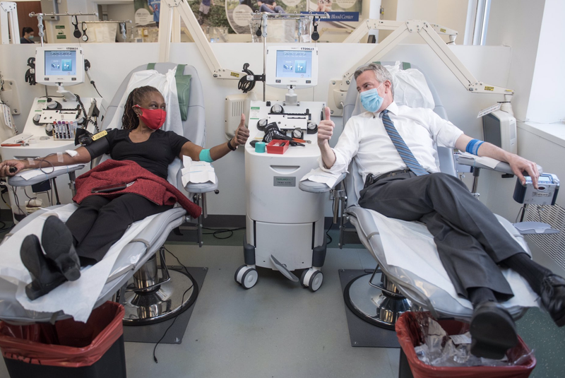 Mayor de Blasio donates blood