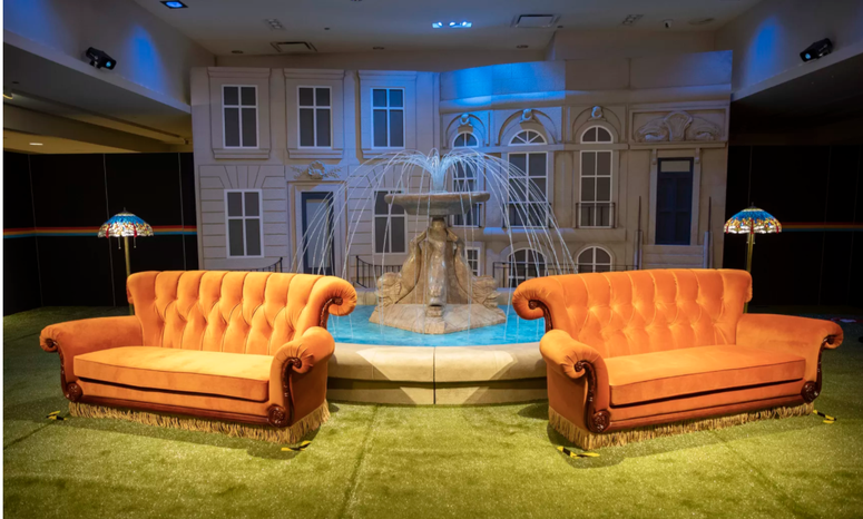 Friends couch, Chicago pop up experience