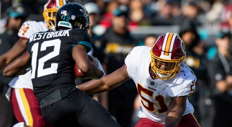 Redskins LB Shaun Dion Hamilton tries to tackle Jaguars WR Dede Westbrook.