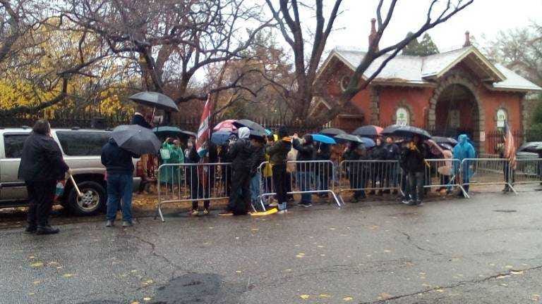 Right-wing protesters, some with Proud Boys clothing, picket SI Drag Queen Story Hour