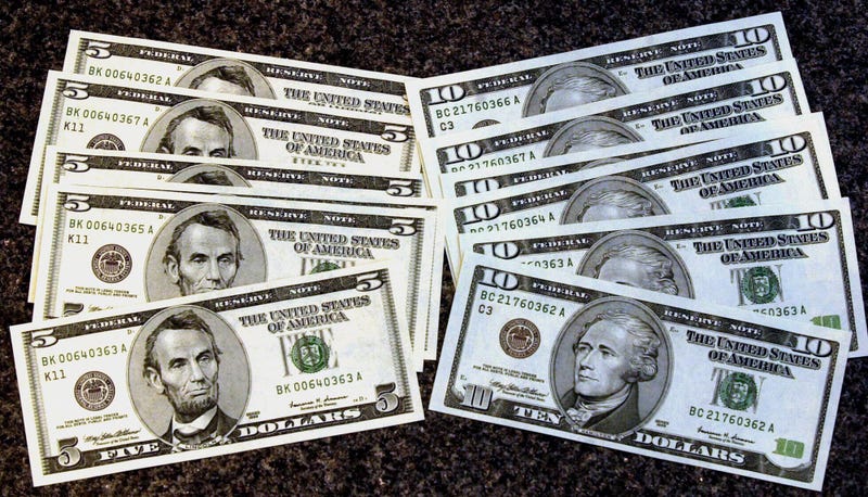 KRT US NEWS STORY SLUGGED: CURRENCY KRT PHOTOGRAPH BY DAN ROSENSTRAUCH/CONTRA COSTA TIMES (May 23) The United States of America is issuing currency with new features on Wednesday, May 24, 2000. These features will help protect against technologies that co