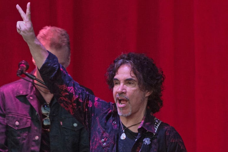 John Oates, Concert, Peace Sign, 2015