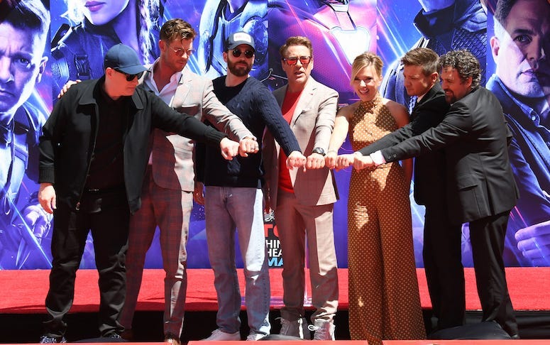 Avengers: Endgame, Handprint Ceremony, Fist Bump, Pose, Cast