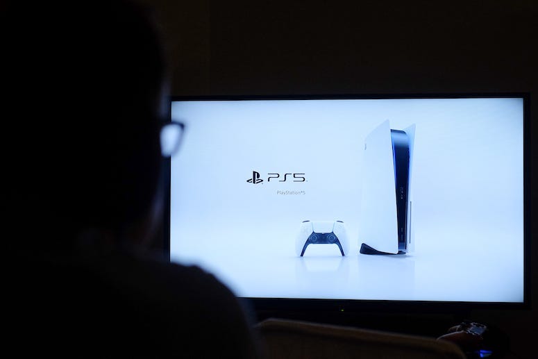 Playstation 5, PS5, Livestream, Man Watching, Glasses