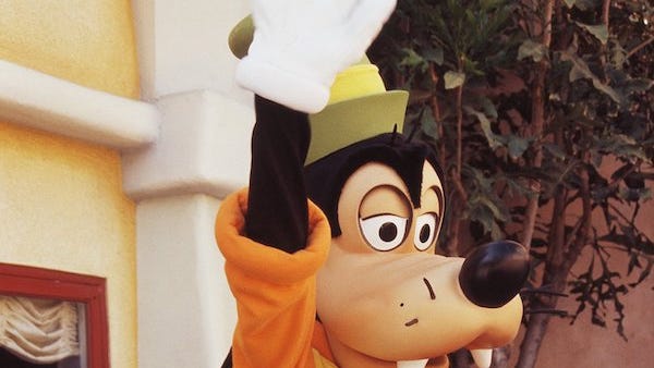 27-year-old Disney fan told to “grow up” after crying while hugging Goofy