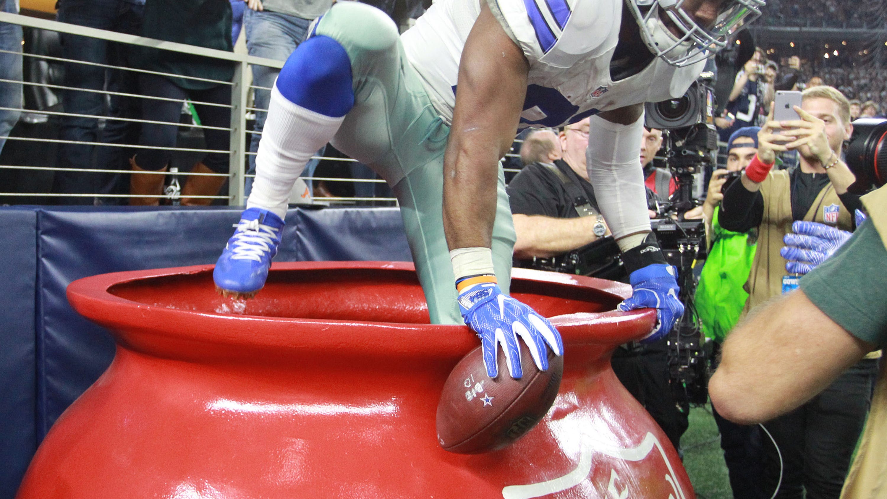 Salvation Army Red Kettle Campaign kicks off at Cowboys game