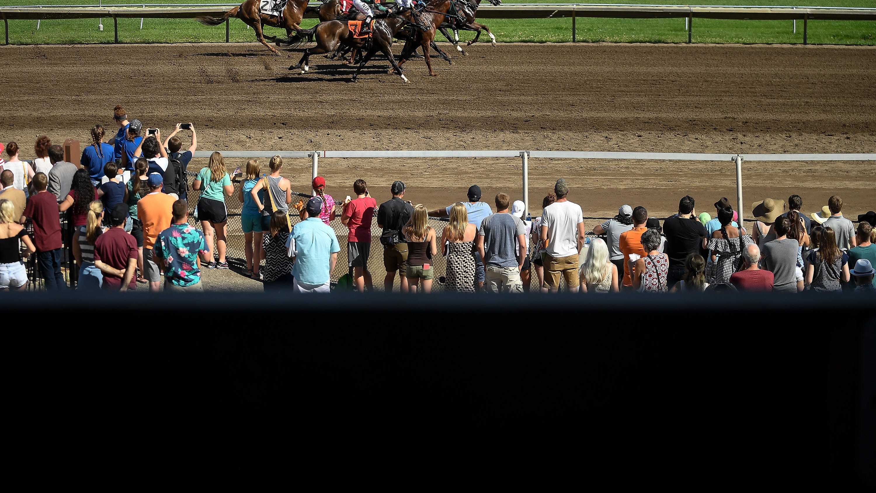 Late effort to pass sports gambling in Minnesota opposed by the state's two horse tracks