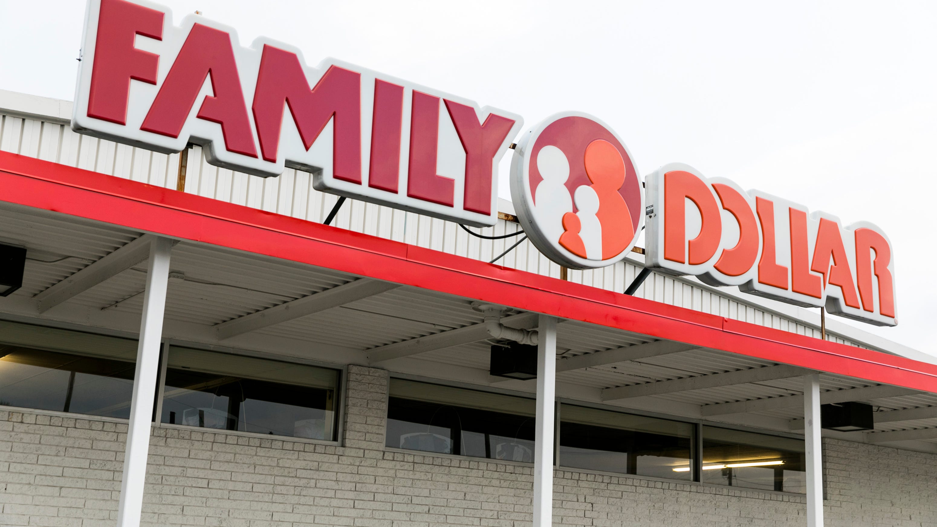 Man points gun at 2 women in Family Dollar who don't thank him for holding door: police