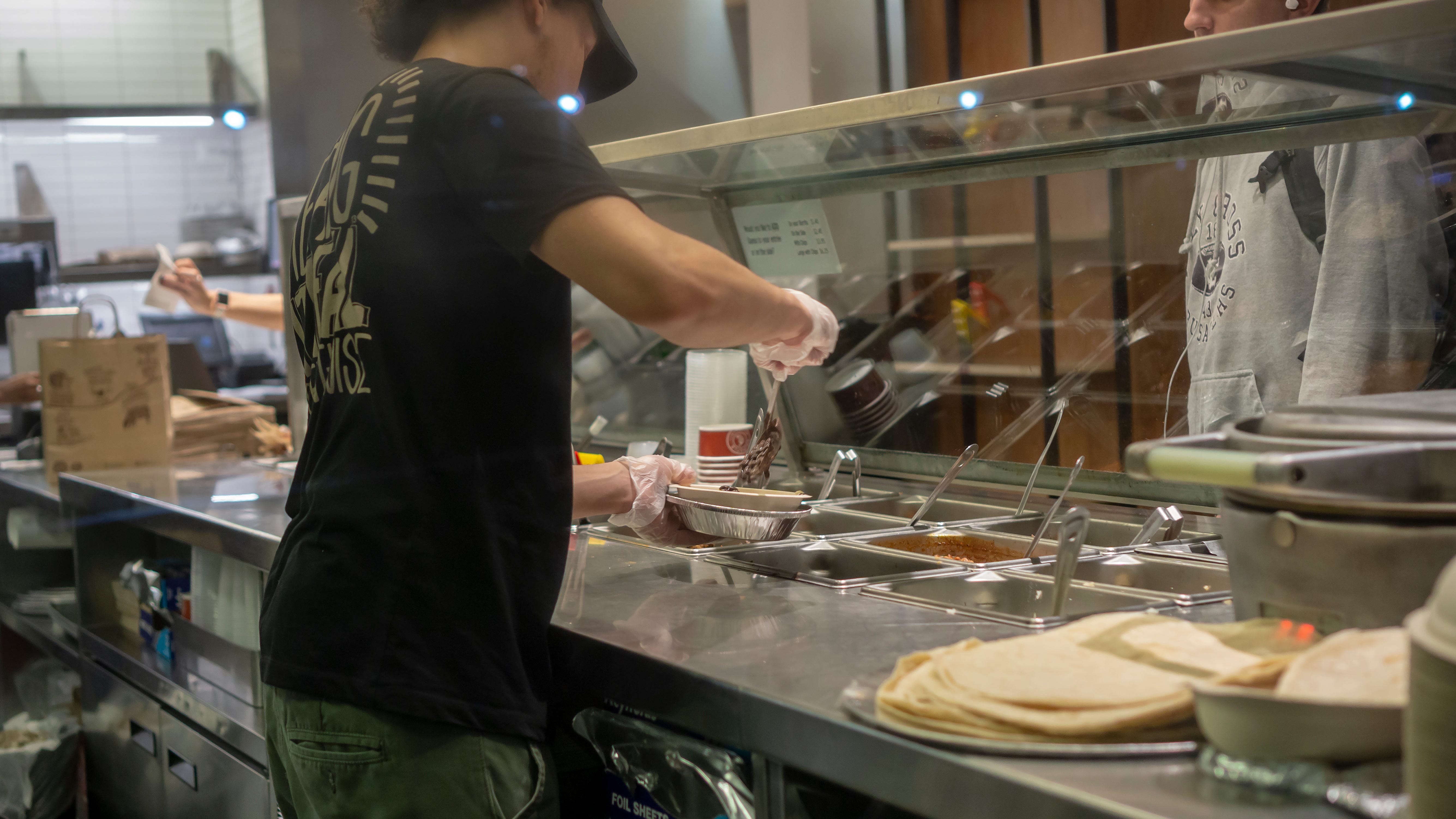 NYC faces pressure to raise $15 minimum wage amid high inflation