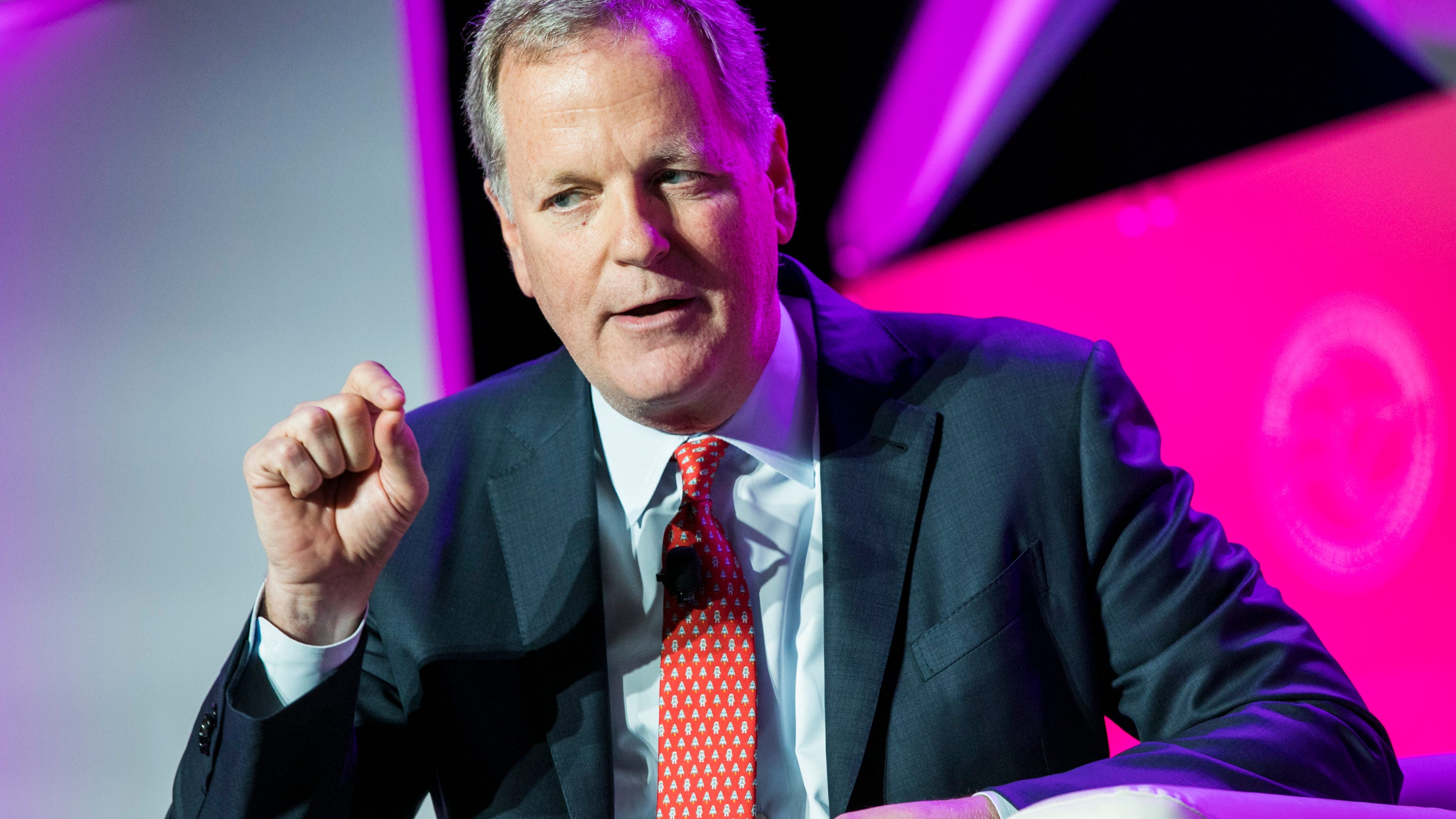 Embattled American Airlines CEO Doug Parker announces he will step down at the end of March