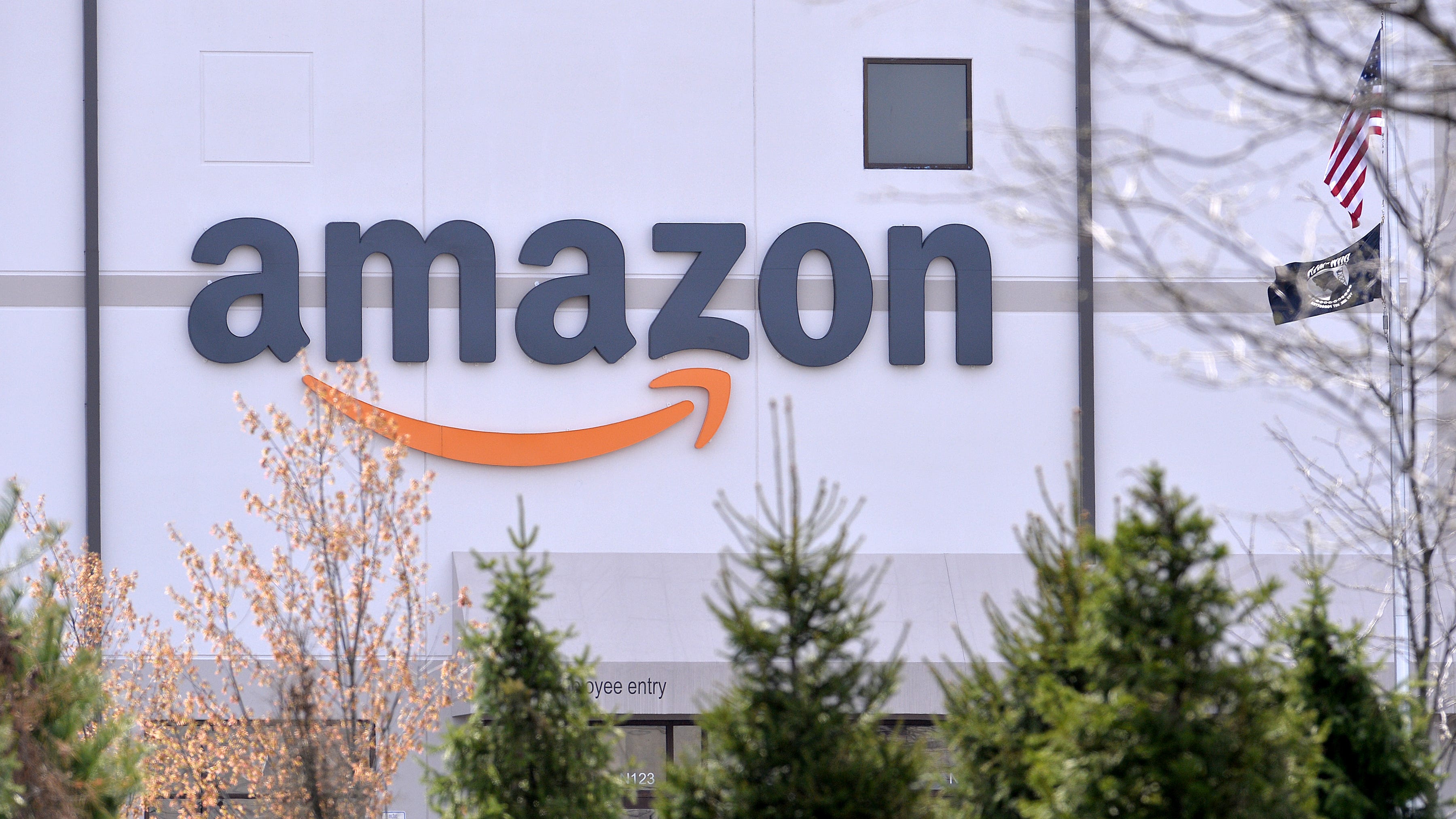 Amazon workers on Staten Island make push to unionize