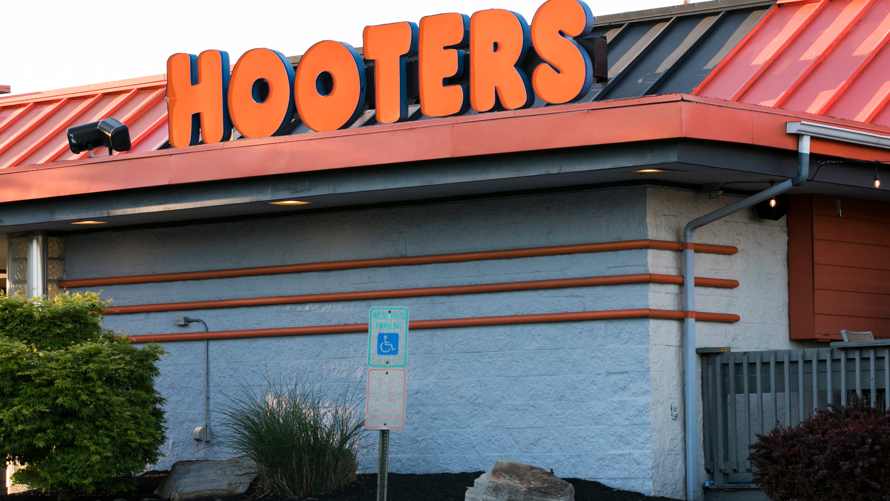 Viral video shows several Plano teens attacking Hooters manager