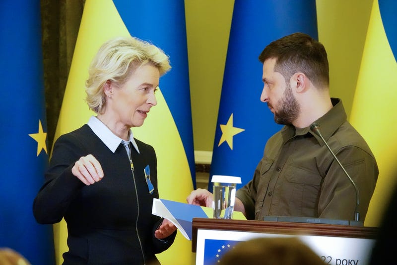 08 April 2022, Ukraine, Kiew: EU Commission President Ursula von der Leyen (l) speaks at a joint press conference with Volodymyr Selenskyj, President of Ukraine. During her visit to Kiev, EU Commission President Ursula von der Leyen encouraged Ukraine on its way to the European Union.