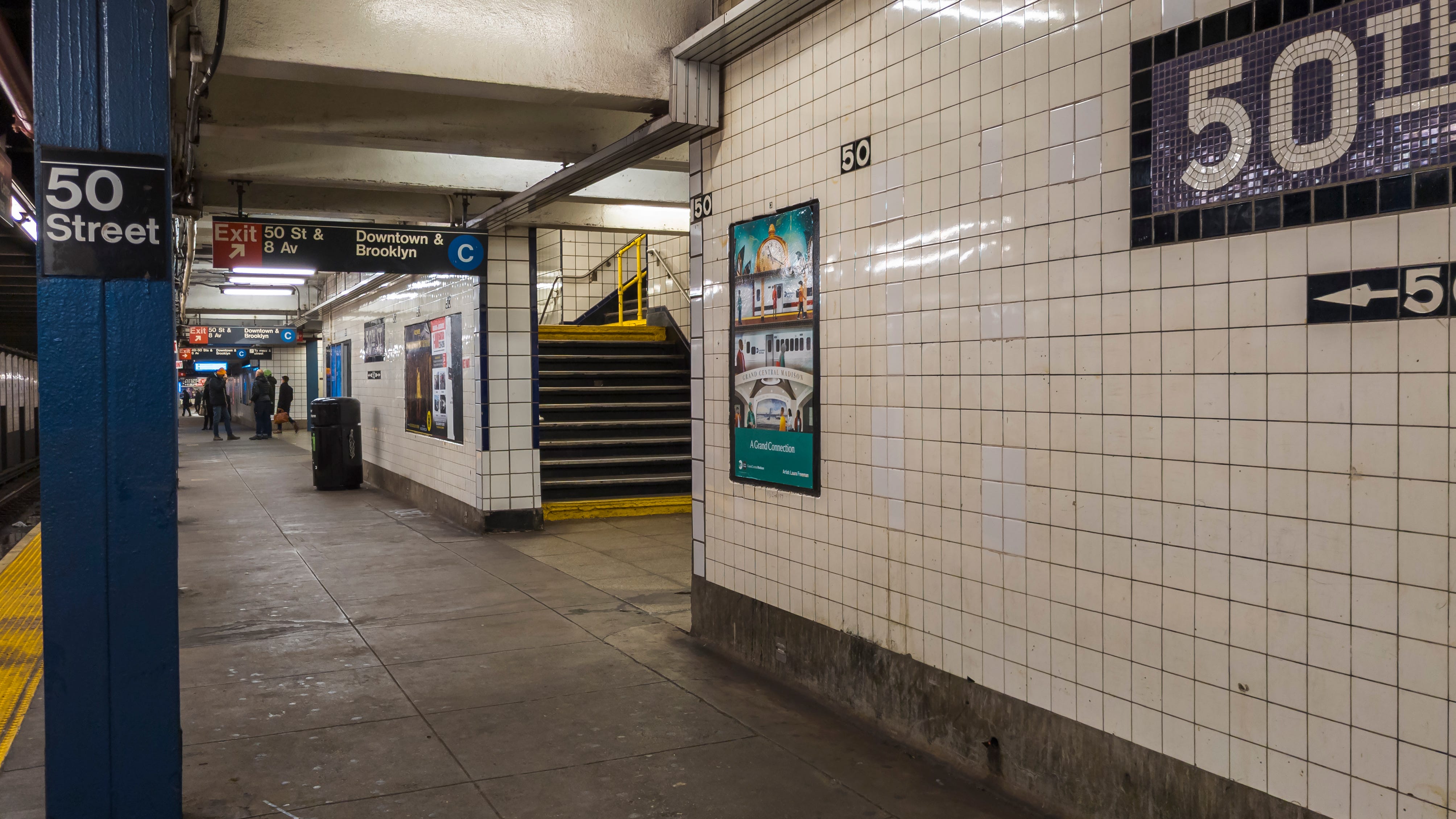 Man socked in face by stranger who asked time on Midtown subway platform