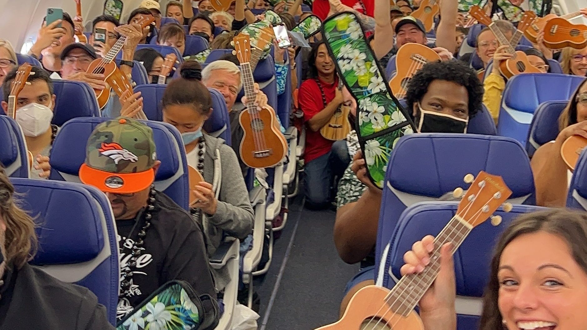 Massive ukulele lesson breaks out on flight