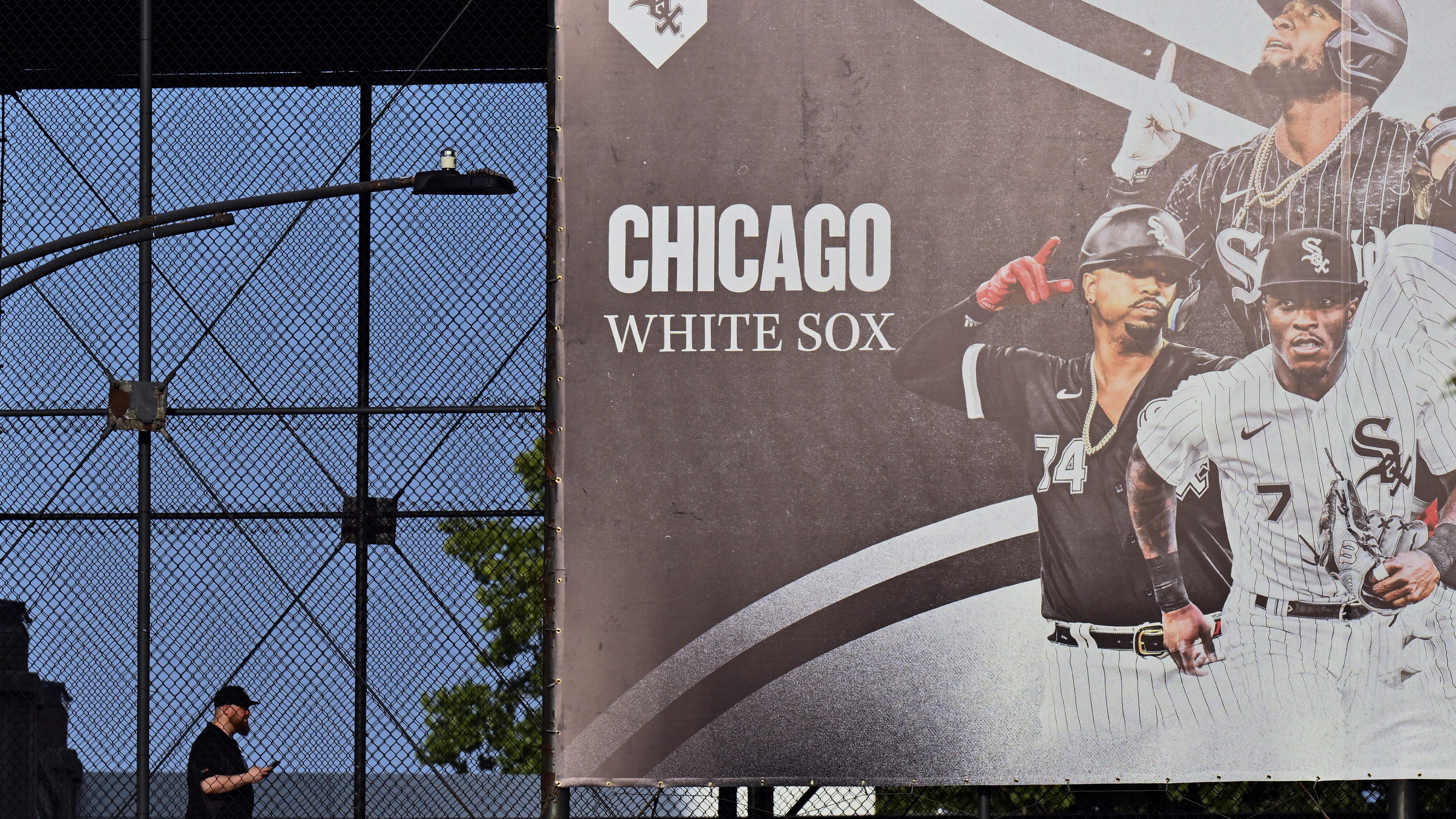 Mayor, a Cubs fan, pledges to try to keep White Sox from leaving Chicago