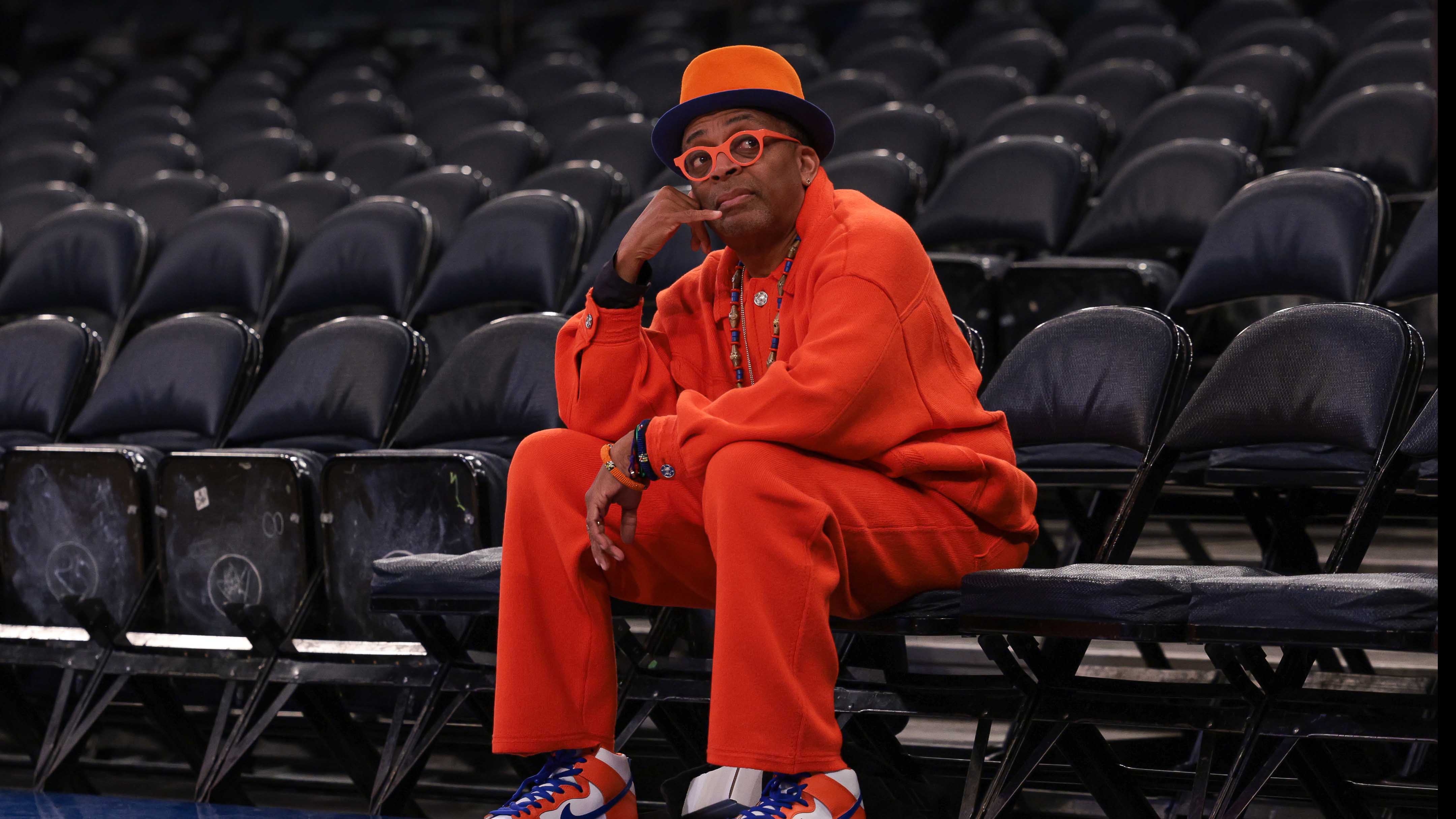 Spike Lee goes all out to get perfect photo of Steph Curry on record-setting night