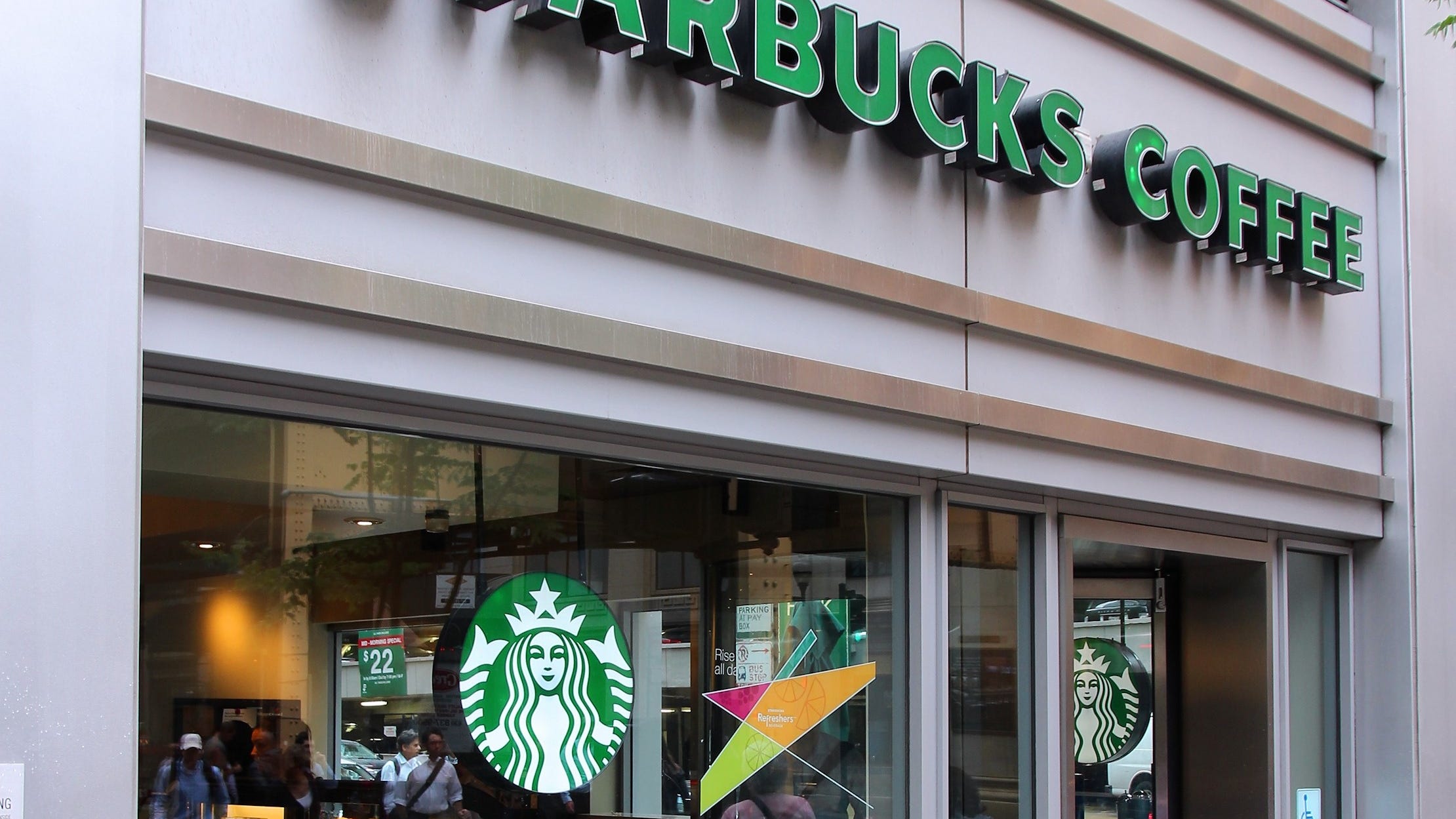 Starbucks employees at Glenview location take steps to unionize