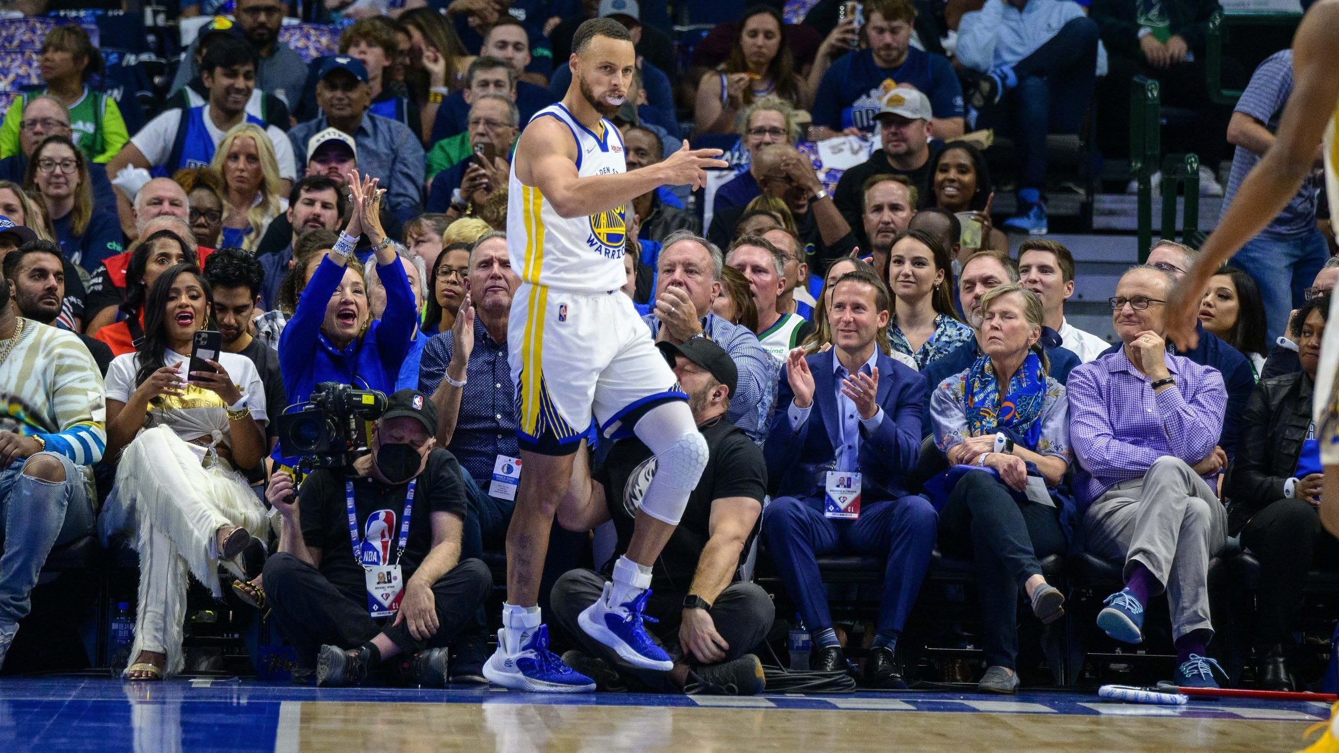 WATCH: Steph Curry gets tripped up by courtside beer vendor in Dallas