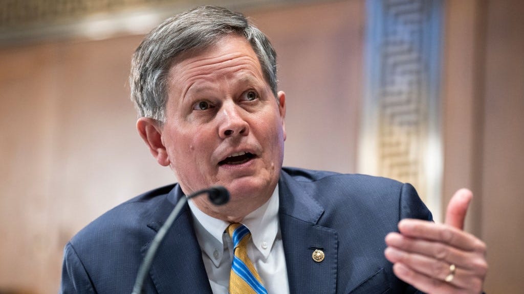 First US Senator to visit Ukraine sees mass graves