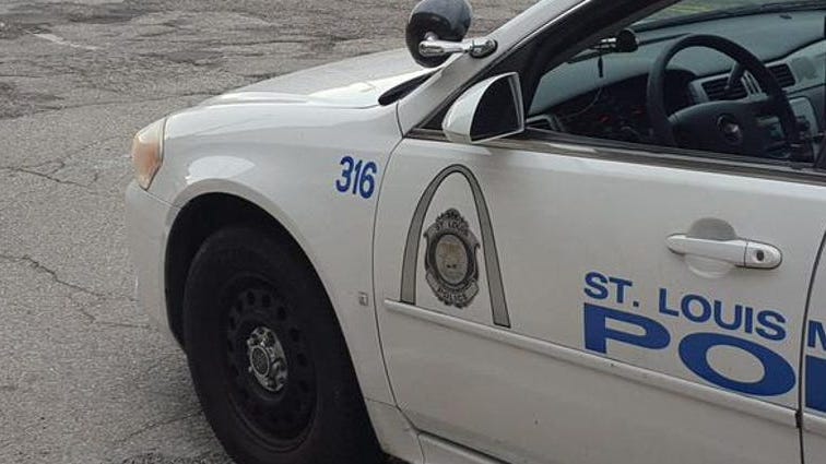 Police: 4 people shot outside downtown St. Louis restaurant