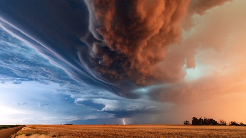 Supercell thunderstorm with dramatic storm clouds