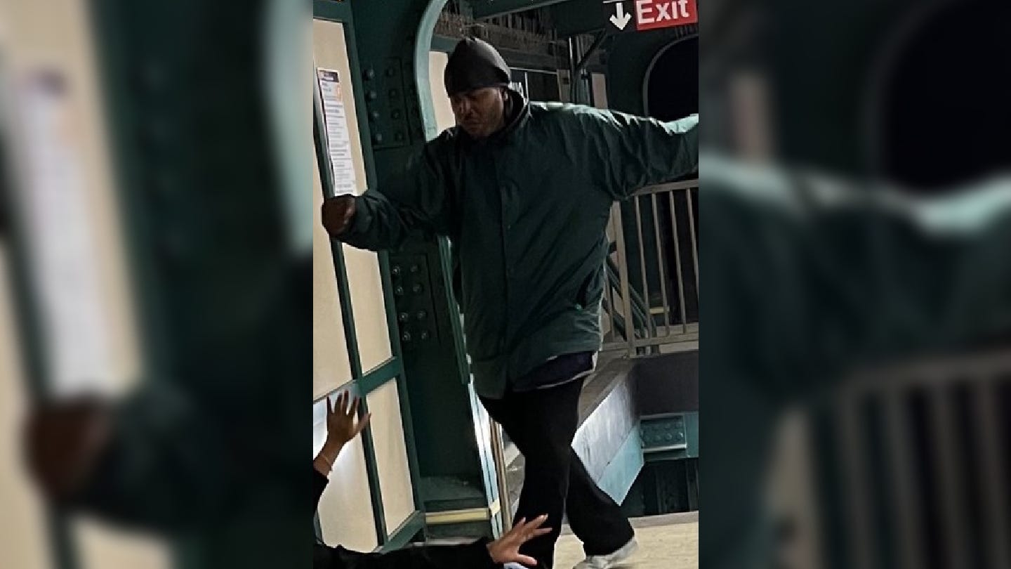 Man steals woman's eyeglasses while beating her unprovoked on Brooklyn subway platform