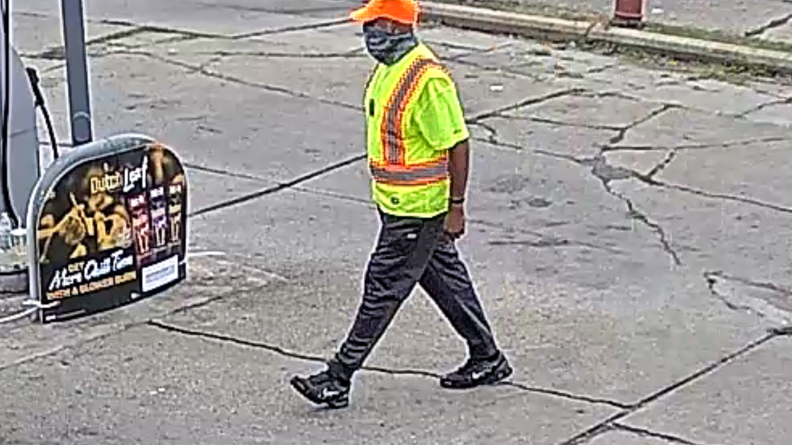 Police looking for gunman who shot and killed victim at Detroit gas station, then ran away