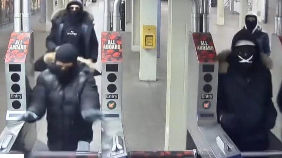 4 suspects sought for Times Square subway robbery