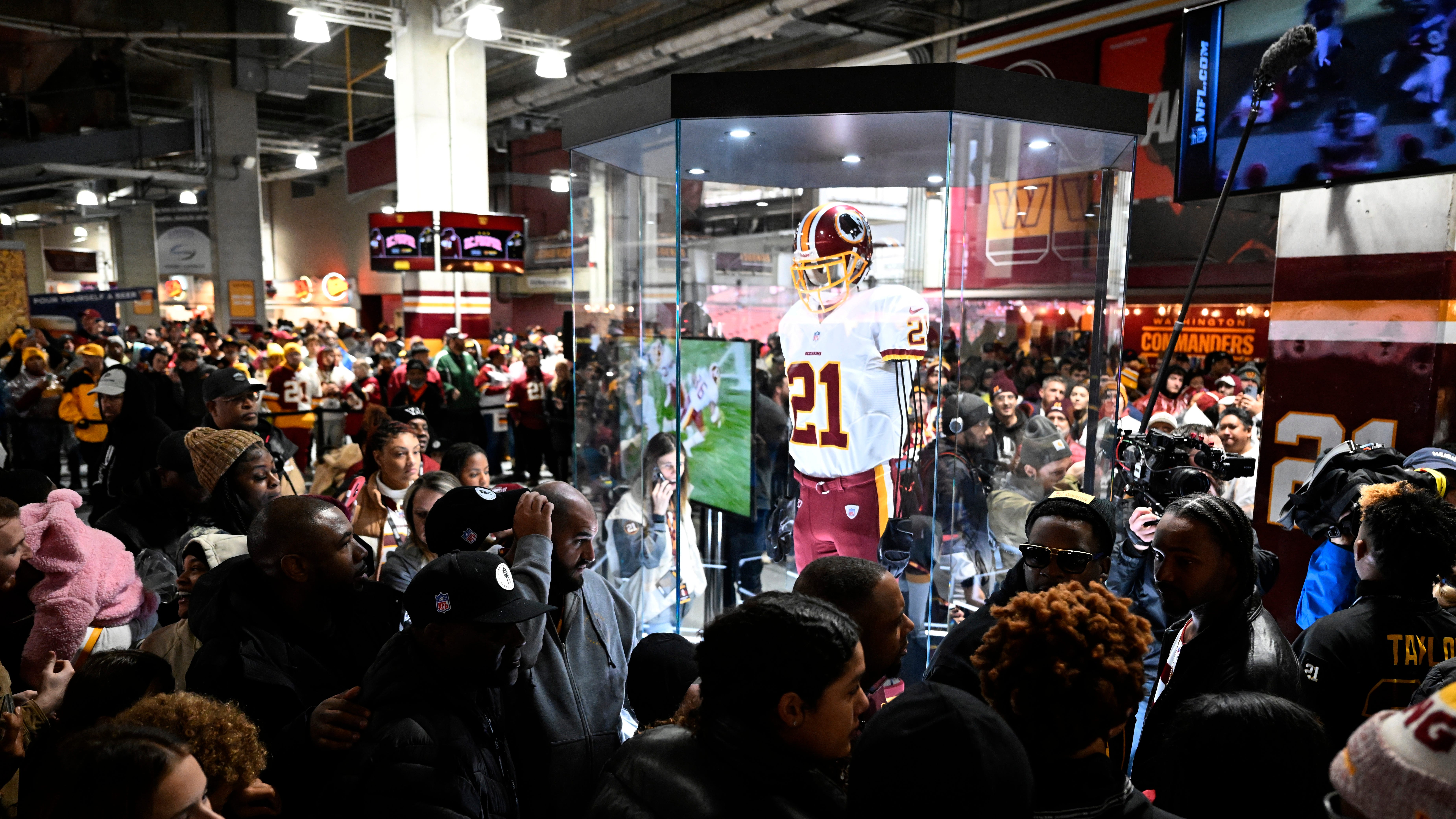 Commanders ripped for Sean Taylor 'statue,' which is actually just a wire mannequin